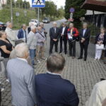 31.08.2022. Kielce. Złożenie kwiatów przed tablicą upamiętniającą strajk pracowników Chemaru w 1980 roku / Fot. Jarosław Kubalski - Radio Kielce