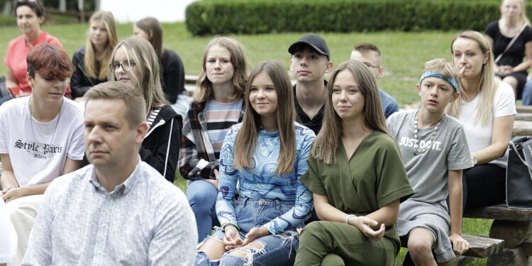 31.08.2022. Tokarnia. "Kosz przysmaków dla dzieciaków”. Kosze dla dzieci z Placówek Opiekuńczo-Wychowawczych oraz Regionalnych Placówek Opiekuńczo-Terapeutycznych z województwa świętokrzyskiego wręczył wicemarszałek Marek Jońca / Fot. Jarosław Kubalski - Radio Kielce