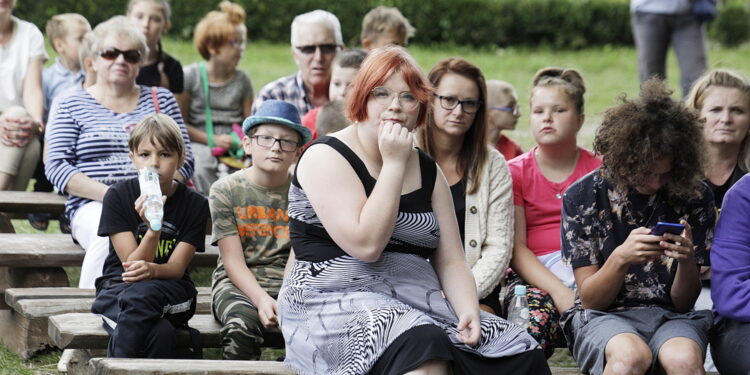 31.08.2022. Tokarnia. "Kosz przysmaków dla dzieciaków”. Kosze dla dzieci z Placówek Opiekuńczo-Wychowawczych oraz Regionalnych Placówek Opiekuńczo-Terapeutycznych z województwa świętokrzyskiego wręczył wicemarszałek Marek Jońca / Fot. Jarosław Kubalski - Radio Kielce