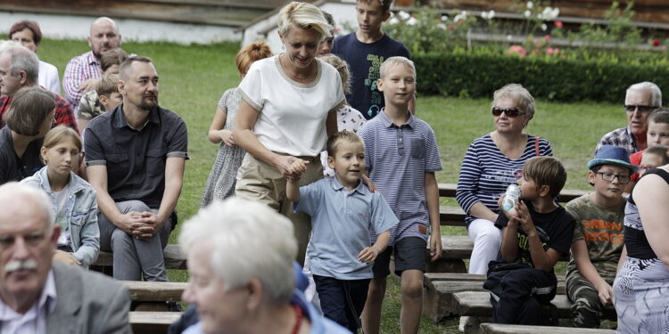 31.08.2022. Tokarnia. "Kosz przysmaków dla dzieciaków”. Kosze dla dzieci z Placówek Opiekuńczo-Wychowawczych oraz Regionalnych Placówek Opiekuńczo-Terapeutycznych z województwa świętokrzyskiego wręczył wicemarszałek Marek Jońca / Fot. Jarosław Kubalski - Radio Kielce