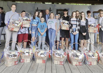 31.08.2022. Tokarnia. "Kosz przysmaków dla dzieciaków”. Kosze dla dzieci z Placówek Opiekuńczo-Wychowawczych oraz Regionalnych Placówek Opiekuńczo-Terapeutycznych z województwa świętokrzyskiego wręczył wicemarszałek Marek Jońca / Fot. Jarosław Kubalski - Radio Kielce