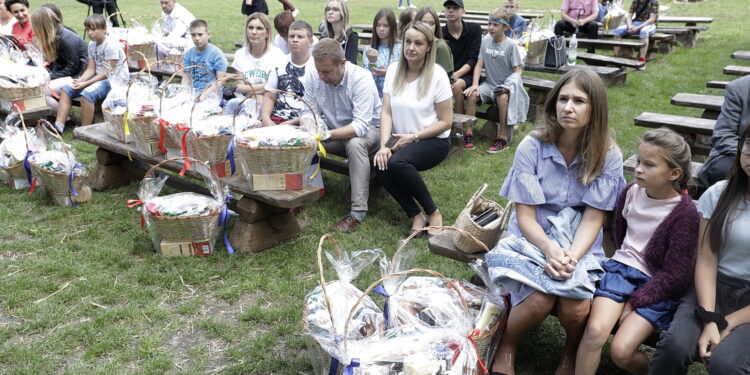 31.08.2022. Tokarnia. "Kosz przysmaków dla dzieciaków”. Kosze dla dzieci z Placówek Opiekuńczo-Wychowawczych oraz Regionalnych Placówek Opiekuńczo-Terapeutycznych z województwa świętokrzyskiego wręczył wicemarszałek Marek Jońca / Fot. Jarosław Kubalski - Radio Kielce