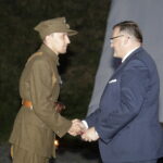 05.08.2022. Kraków. Uroczysty capstrzyk wojskowy przy kopcu Marszałka Piłsudskiego. Wręczenie odznaczeń państwowych. Na zdjęciu (od lewej): Hubert Krawczyński, Jan Józef Kasprzyk - szef Urzędu ds. Kombatantów i Osób Represjonowanych / Fot. Jarosław Kubalski - Radio Kielce