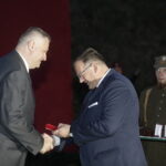 05.08.2022. Kraków. Uroczysty capstrzyk wojskowy przy kopcu Marszałka Piłsudskiego. Wręczenie odznaczeń państwowych. Na zdjęciu (od lewej): inżynier Dariusz Sala, Jan Józef Kasprzyk - szef Urzędu ds. Kombatantów i Osób Represjonowanych / Fot. Jarosław Kubalski - Radio Kielce