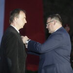 05.08.2022. Kraków. Uroczysty capstrzyk wojskowy przy kopcu Marszałka Piłsudskiego. Wręczenie wręczono odznaczeń państwowych. Na zdjęciu (od lewej): dr Piotr Wierzbicki, Jan Józef Kasprzyk - szef Urzędu ds. Kombatantów i Osób Represjonowanych / Fot. Jarosław Kubalski - Radio Kielce