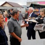 30.08.2022. Końskie. Targowica. Poseł Krzysztof Lipiec z działaczami Prawa i Sprawiedliwości rozdawał gazetę „Polska Ziemia” i rozmawiał o problemach mieszkańców / Fot. Adam Kubka