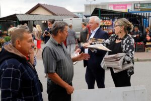 30.08.2022. Końskie. Targowica. Poseł Krzysztof Lipiec z działaczami Prawa i Sprawiedliwości rozdawał gazetę „Polska Ziemia” i rozmawiał o problemach mieszkańców / Fot. Adam Kubka