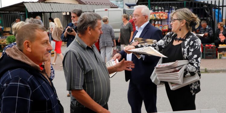 30.08.2022. Końskie. Targowica. Poseł Krzysztof Lipiec z działaczami Prawa i Sprawiedliwości rozdawał gazetę „Polska Ziemia” i rozmawiał o problemach mieszkańców / Fot. Adam Kubka