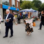 30.08.2022. Końskie. Targowica. Poseł Krzysztof Lipiec z działaczami Prawa i Sprawiedliwości rozdawał gazetę „Polska Ziemia” i rozmawiał o problemach mieszkańców / Fot. Adam Kubka