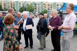 30.08.2022. Końskie. Targowica. Poseł Krzysztof Lipiec z działaczami Prawa i Sprawiedliwości rozdawał gazetę „Polska Ziemia” i rozmawiał o problemach mieszkańców / Fot. Adam Kubka