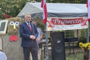 27.08.2022. Prawęcin. VI Prawęckie Dożynki połączone z nadaniem sztandaru miejsowej jednostce OSP. Na zdjęciu: Lech Łodej - burmistrz Kunowa / Fot. Emilia Sitarska - Radio Kielce