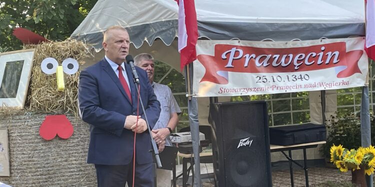 27.08.2022. Prawęcin. VI Prawęckie Dożynki połączone z nadaniem sztandaru miejsowej jednostce OSP. Na zdjęciu: Lech Łodej - burmistrz Kunowa / Fot. Emilia Sitarska - Radio Kielce