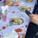 14.08.2022. Zochcinek. „Bitwa Regionów" w powiecie opatowskim. Na zdjęciu: kapusta kiszona z gotowanym mięsem i makaronem w wykonaniu KGW Olszownica. / Fot. Emilia Sitarska - Radio Kielce