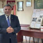 29.08.2022. Ostrowiec Świętokrzyski. Wystawa poświęcona powstaniu Solidarności w Ostrowcu Świętokrzyskim. Na zdjęciu poseł Andrzej Kryj. / Fot. Emilia Sitarska - Radio Kielce.