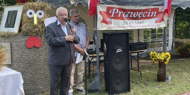 27.08.2022. Prawęcin. VI Prawęckie Dożynki połączone z nadaniem sztandaru miejsowej jednostce OSP. Na zdjęciu poseł Krzysztof Lipiec / Fot. Emilia Sitarska - Radio Kielce