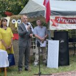 27.08.2022. Prawęcin. VI Prawęckie Dożynki połączone z nadaniem sztandaru miejsowej jednostce OSP. Na zdjęciu (od lewej): Beata Duda - radna powiatu ostrowieckiego, Andrzej Jabłoński - wicestarosta powiatu ostrowieckiego / Fot. Emilia Sitarska - Radio Kielce