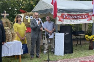 27.08.2022. Prawęcin. VI Prawęckie Dożynki połączone z nadaniem sztandaru miejsowej jednostce OSP. Na zdjęciu (od lewej): Beata Duda - radna powiatu ostrowieckiego, Andrzej Jabłoński - wicestarosta powiatu ostrowieckiego / Fot. Emilia Sitarska - Radio Kielce