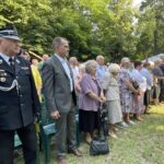 27.08.2022. Prawęcin. VI Prawęckie Dożynki połączone z nadaniem sztandaru miejsowej jednostce OSP. Na zdjęciu (od lewej) Krzysztof Gajewski - prezes powiatowego zarządu Ochotniczej Straży Pożarnej, Andrzej Jabłoński - wicestarosta ostrowiecki / Fot. Emilia Sitarska - Radio Kielce