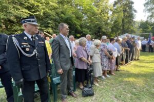 27.08.2022. Prawęcin. VI Prawęckie Dożynki połączone z nadaniem sztandaru miejsowej jednostce OSP. Na zdjęciu (od lewej) Krzysztof Gajewski - prezes powiatowego zarządu Ochotniczej Straży Pożarnej, Andrzej Jabłoński - wicestarosta ostrowiecki / Fot. Emilia Sitarska - Radio Kielce