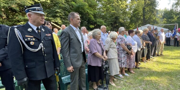 27.08.2022. Prawęcin. VI Prawęckie Dożynki połączone z nadaniem sztandaru miejsowej jednostce OSP. Na zdjęciu (od lewej) Krzysztof Gajewski - prezes powiatowego zarządu Ochotniczej Straży Pożarnej, Andrzej Jabłoński - wicestarosta ostrowiecki / Fot. Emilia Sitarska - Radio Kielce