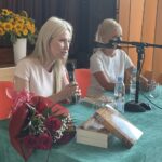 08.08.2022. Starachowice. Spotkanie z Magdaleną Ogórek. Na zdjęciu (od lewej): Magdalena Ogórek i Agnieszka Kuś - radna powiatu starachowickiego, organizatorka wydarzenia / Fot. Emilia Sitarska - Radio Kielce