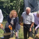 23.08.2022. Ujazd. Wbicie łopaty pod remont drogi wojewódzkiej 758. Na zdjęciu (od lewej): Marek Staniek- burmistrz Iwanisk, Małgorzata Jalowska - wicestarosta opatowski, Marek Jońca - członek zarządu województwa, Andrzej Bętkowski - marszałek województwa / Fot. Emilia Sitarska - Radio Kielce