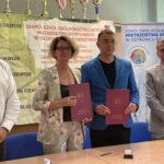 11.08.2022. Ostrowiec Świętokrzyski. Podpisanie umowy między KSZO, a SMS. Na zdjęciu (od lewej) Mariusz Łata - naczelnik wydziału edukacji starostwa powiatowego, Anna Trojanowska - dyrektor SMS, Piotr Chorab - prezes KSZO, Piotr Dasios - zastępca prezydenta Ostrowca Św. / Fot. Emilia Sitarska - Radio Kielce