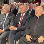 Ujazd. Złote Gody na zamku Krzyżtopór. Na zdjęciu (od lewej) poseł Krzysztof Lipiec, Zbigniew Koniusz - wojewoda świetokrzyski, ks. Leszek Zajezierski - proboszcz parafii w Iwaniskach / Emilia Sitarska - Radio Kielce