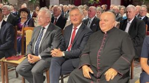 Ujazd. Złote Gody na zamku Krzyżtopór. Na zdjęciu (od lewej) poseł Krzysztof Lipiec, Zbigniew Koniusz - wojewoda świetokrzyski, ks. Leszek Zajezierski - proboszcz parafii w Iwaniskach / Emilia Sitarska - Radio Kielce