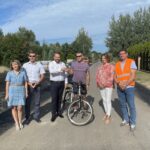 09.08.2022. Starachowice. Wyremontowana ul. Wrzosowa. Na zdjęciu (od lewej): Monika Nowak - radna, Jarosław Nowak - radny, Marek Materek - prezydent Starachowic, mieszkaniec ulicy Wrzosowej, Agnieszka Cheda - radna i Karol Słyk - kierownik robót / Fot. Emilia Sitarska - Radio Kielce