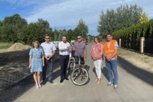 09.08.2022. Starachowice. Wyremontowana ul. Wrzosowa. Na zdjęciu (od lewej): Monika Nowak - radna, Jarosław Nowak - radny, Marek Materek - prezydent Starachowic, mieszkaniec ulicy Wrzosowej, Agnieszka Cheda - radna i Karol Słyk - kierownik robót / Fot. Emilia Sitarska - Radio Kielce