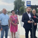 02.08.2022. Starachowice. Odnowiony dworzec wschodni. Na zdjęciu (od lewej): radni rady miejskiej Tomasz Andrzejewski, Mariusz Zaborski, Lidia Niewczas, Marek Materek - prezydent Starachowic, Dominik Kowalski - Budromost Starachowice / Fot. Emilia Sitarska - Radio Kielce