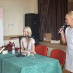 08.08.2022. Starachowice. Spotkanie z Magdaleną Ogórek. Na zdjęciu (od lewej): Magdalena Ogórek i Agnieszka Kuś - radna powiatu starachowickiego, organizatorka wydarzenia / Fot. Emilia Sitarska - Radio Kielce