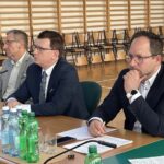 Radni Ostrowca Świętokrzyskiego zdecydowali o powołaniu papierowej spółki - Radio Kielce 01.08.2022. Ostrowiec Świętokrzyski. Sesja Rady Miasta Ostrowca Świętokrzyskiego. Na zdjęciu (od lewej): Piotr Dasios - wiceprezydent Ostrowca Świętokrzyskiego, Jarosław Górczyński - prezydent Ostrowca Świętokrzyskiego i Dominik Smolinski - wiceprezydent Ostrowca Świętokrzyskiego / Fot. Emilia Sitarska - Radio Kielce