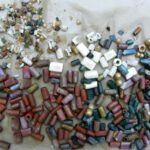 Na zdjęciu: paciorki szklane z II-III w. n.e. / Fot. archiwum Beaty Polit