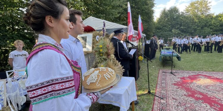 27.08.2022. Prawęcin. VI Prawęckie Dożynki połączone z nadaniem sztandaru miejsowej jednostce OSP / Fot. Emilia Sitarska - Radio Kielce