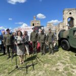 09.08.2022. Ujazd. Konferencja na zamku Krzyżtopór nt. pikników wojskowych. Na zdjęciu: przemawia poseł Agata Wojtyszek - wiceprzewodnicząca sejmowej komisji obrony narodowej / Fot. Emilia Sitarska - Radio Kielce