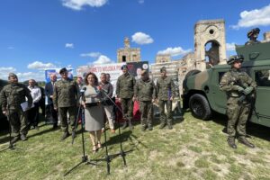 09.08.2022. Ujazd. Konferencja na zamku Krzyżtopór nt. pikników wojskowych. Na zdjęciu: przemawia poseł Agata Wojtyszek - wiceprzewodnicząca sejmowej komisji obrony narodowej / Fot. Emilia Sitarska - Radio Kielce