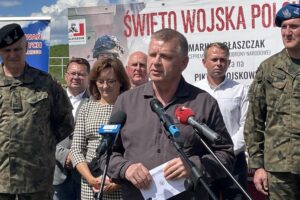 09.08.2022. Ujazd. Konferencja na zamku Krzyżtopór nt. pikników wojskowych. Na zdjęciu (od lewej): płk Jarosław Molisak - szef oddziału zamiejscowego Centralnego Wojskowego Centrum Rekrutacji w Kielcach, poseł Agata Wojtyszek - wiceprzewodnicząca sejmowej komisji obrony narodowej, senator Jarosław Rusiecki - przewodniczący senackiej komisji obrony narodowej / Fot. Emilia Sitarska - Radio Kielce