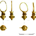 Na zdjęciu: złote kolczyki z I w. n.e. / Rys. Anna Żak-Snopek