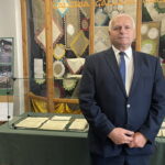 29.08.2022. Ożarów. Otwarcie wystawy bibuły Solidarności Cementowni Ożarów. Na zdjęciu : Andrzej Gajek - starosta opatowski. / Fot. Emilia Sitarska - Radio Kielce.