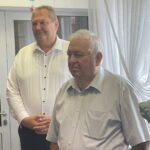 29.08.2022. Ożarów. Otwarcie wystawy bibuły Solidarności Cementowni Ożarów. Na zdjęciu (od lewej): Paweł Rędziak - zastępca burmistrza Ożarowa, Marcin Majcher - burmistrz Ożarowa. / Fot. Emilia Sitarska - Radio Kielce.