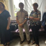 29.08.2022. Ożarów. Otwarcie wystawy bibuły Solidarności Cementowni Ożarów. Na zdjęciu (od lewej): poseł Agata Wojtyszek, Kazimierz Bednorz - były przewodniczący Solidarności w cementowni Ożarów w latach 1997-2018, pani Gajek, Bożena Kornacka - przewodnicząca rady powiatu opatowskiego. / Fot. Emilia Sitarska - Radio Kielce