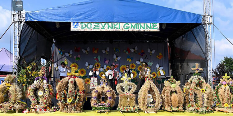 Dożynki w Daleszycach. Najpiękniejszy wieniec gospodyń z koła Sukowianki znad Lubrzanki - Radio Kielce