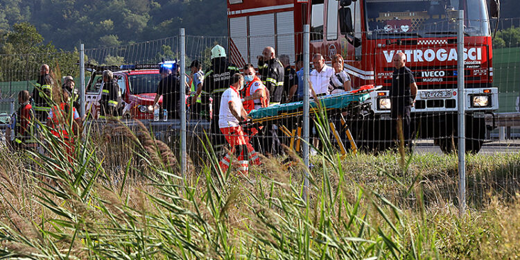 06.08.2022. Chorwacja. Wypadek polskiego autokaru na autostradzie A4, na północ od Zagrzebia między miejscowościami Jarek Bisaszki i Podvorec / Fot. PAP/EPA - Ivan Agnezovic