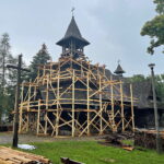 23.08.2022. Kielce, Białogon. Remont drewnianego kościoła. / Fot. Wiktor Taszłow - Radio Kielce