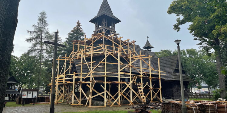 23.08.2022. Kielce, Białogon. Remont drewnianego kościoła. / Fot. Wiktor Taszłow - Radio Kielce