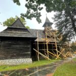 23.08.2022. Kielce, Białogon. Remont drewnianego kościoła. / Fot. Wiktor Taszłow - Radio Kielce