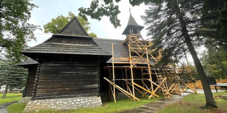 23.08.2022. Kielce, Białogon. Remont drewnianego kościoła. / Fot. Wiktor Taszłow - Radio Kielce