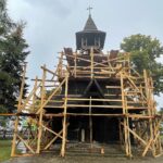 23.08.2022. Kielce, Białogon. Remont drewnianego kościoła. / Fot. Wiktor Taszłow - Radio Kielce